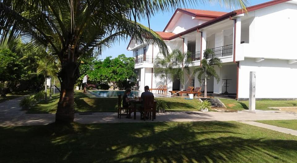 Sea Lagoon Beach Hotel Trincomalee Exterior photo