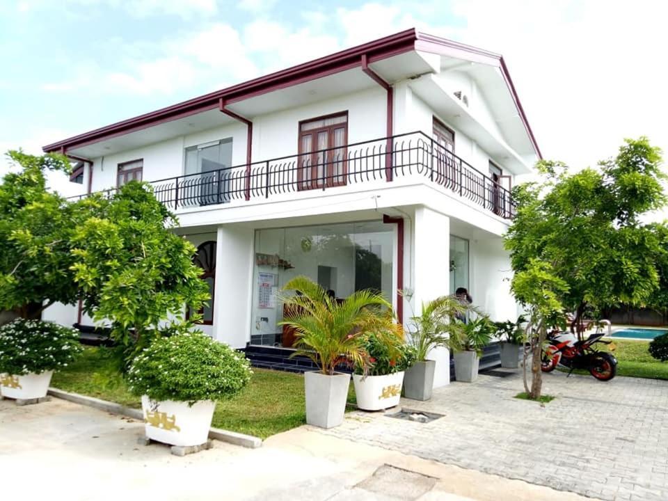 Sea Lagoon Beach Hotel Trincomalee Exterior photo