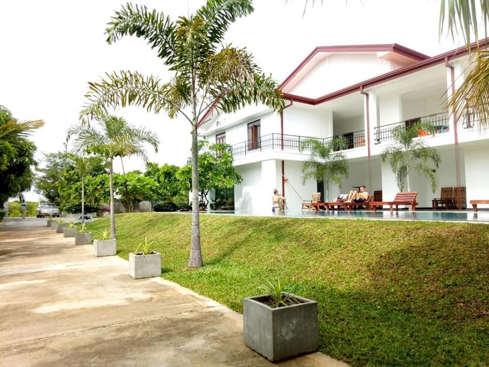 Sea Lagoon Beach Hotel Trincomalee Exterior photo