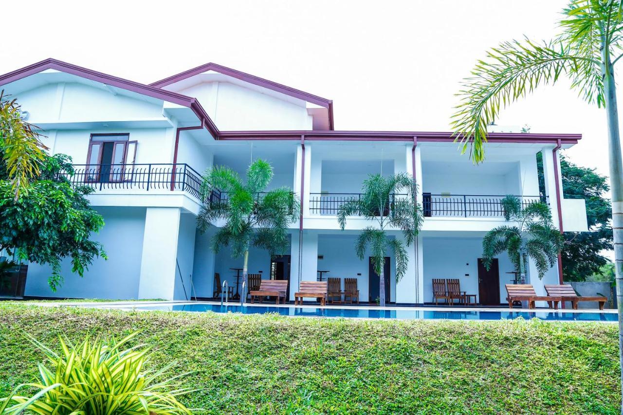 Sea Lagoon Beach Hotel Trincomalee Exterior photo